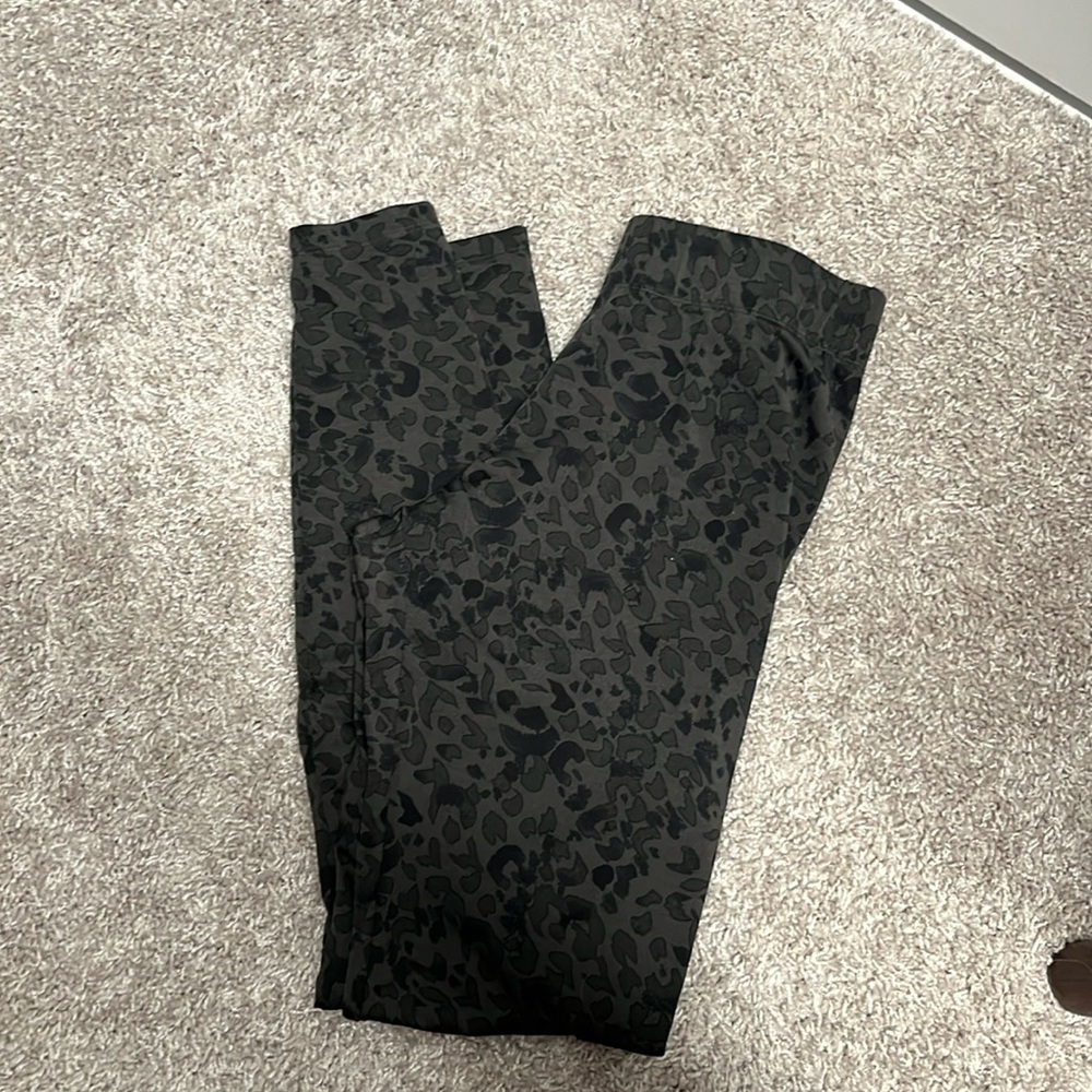 Good Condition (Likely EUC, some wash wear) CAbi Leggings Size Small